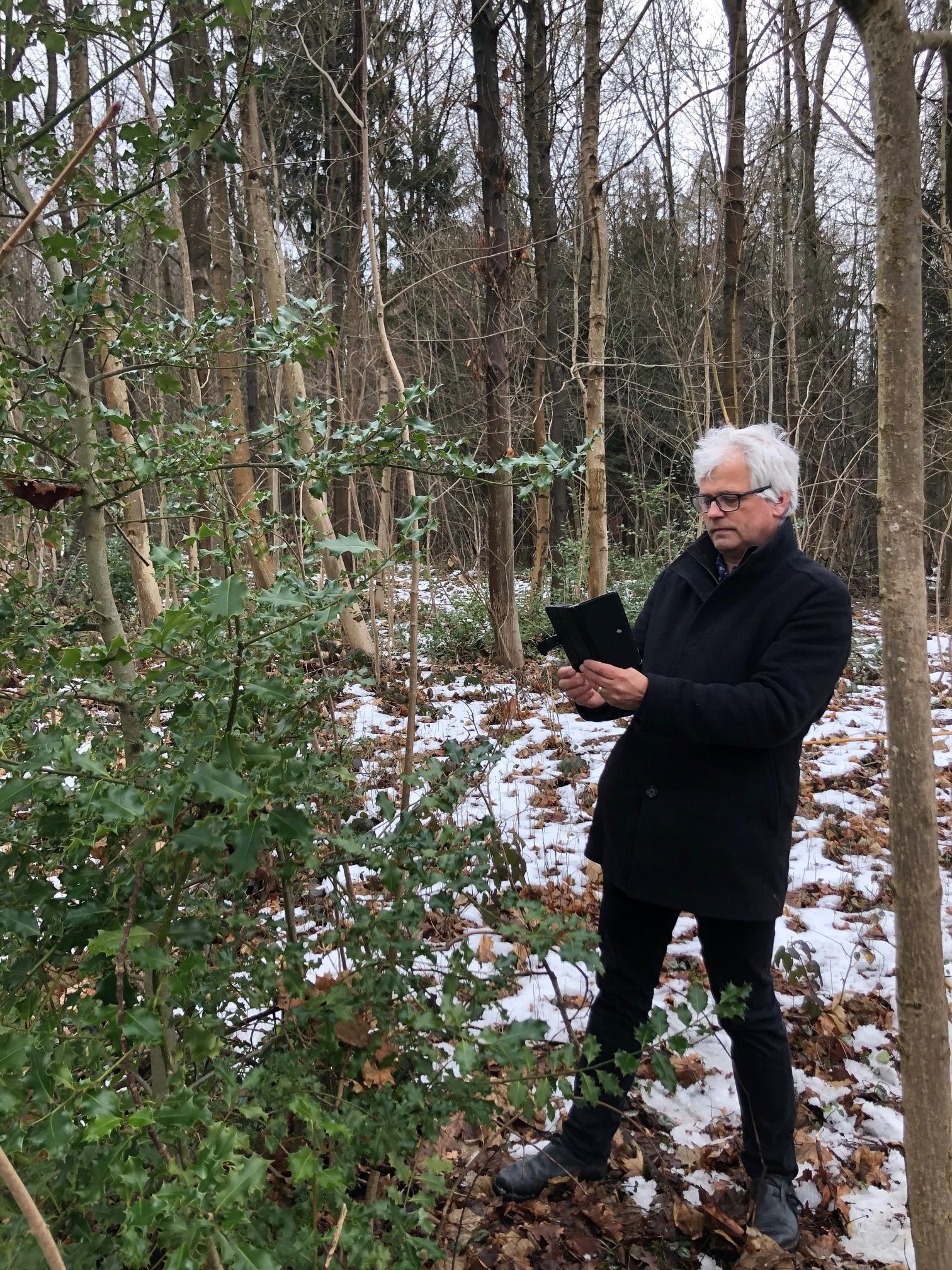 Jörg Ewald beim Aufnehmen der Stechpalme mit der BAYSICS APP