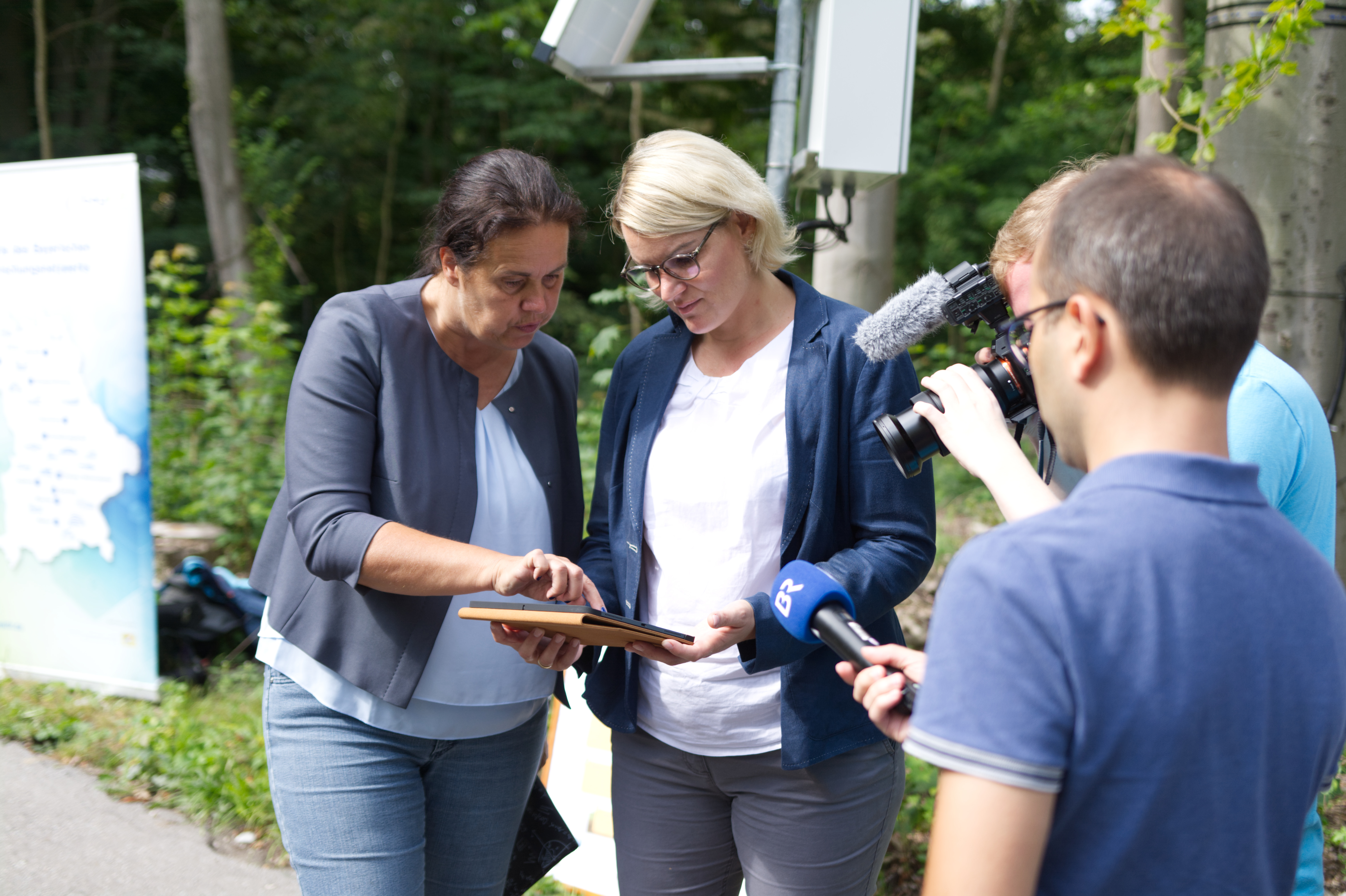 Prof. Annette Menzel und zweite Bürgermeisterin Frau Eva Webber beim Baum 4.0