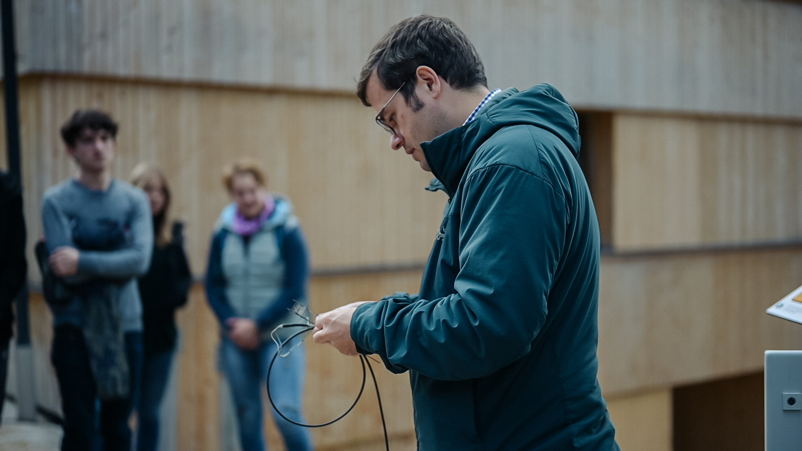 Dr. Marvin Lüpke beim Erklären des Blatttemperatursensors des Baum 4.0