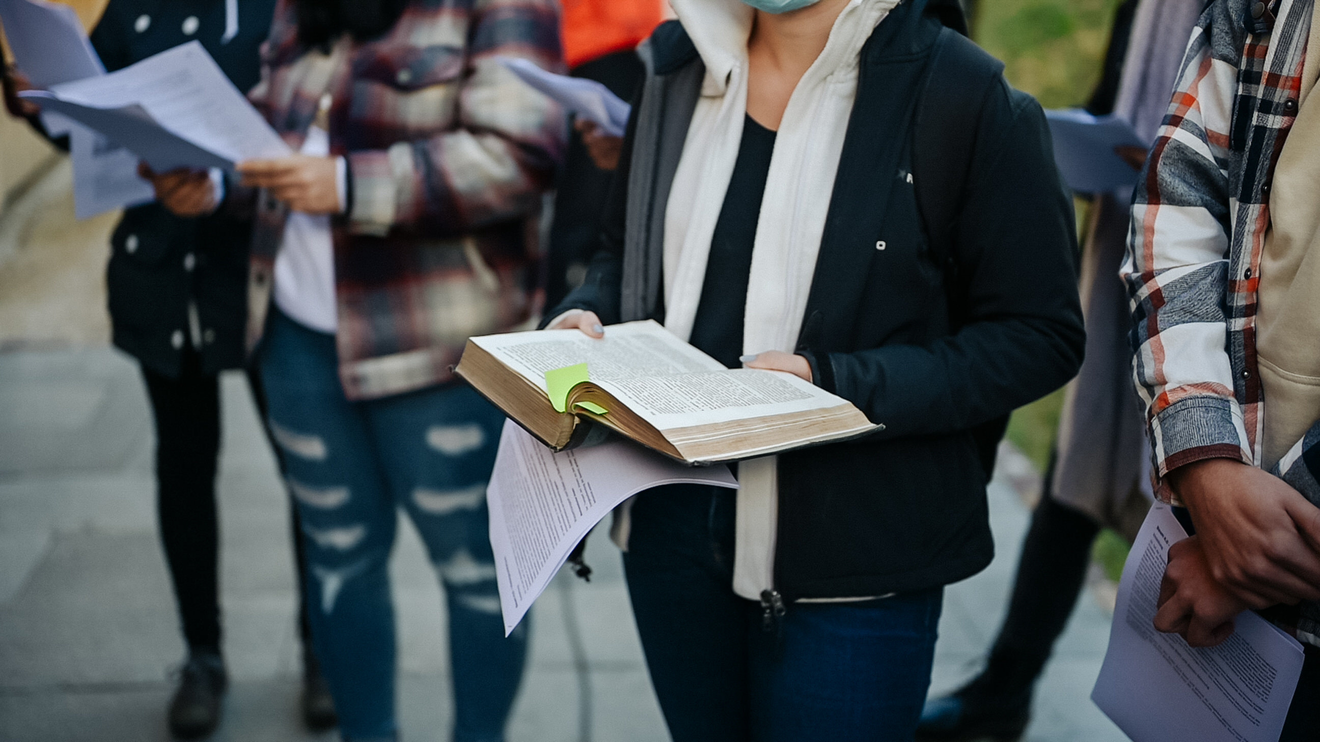 Schülerin mit einem Buch in der Hand