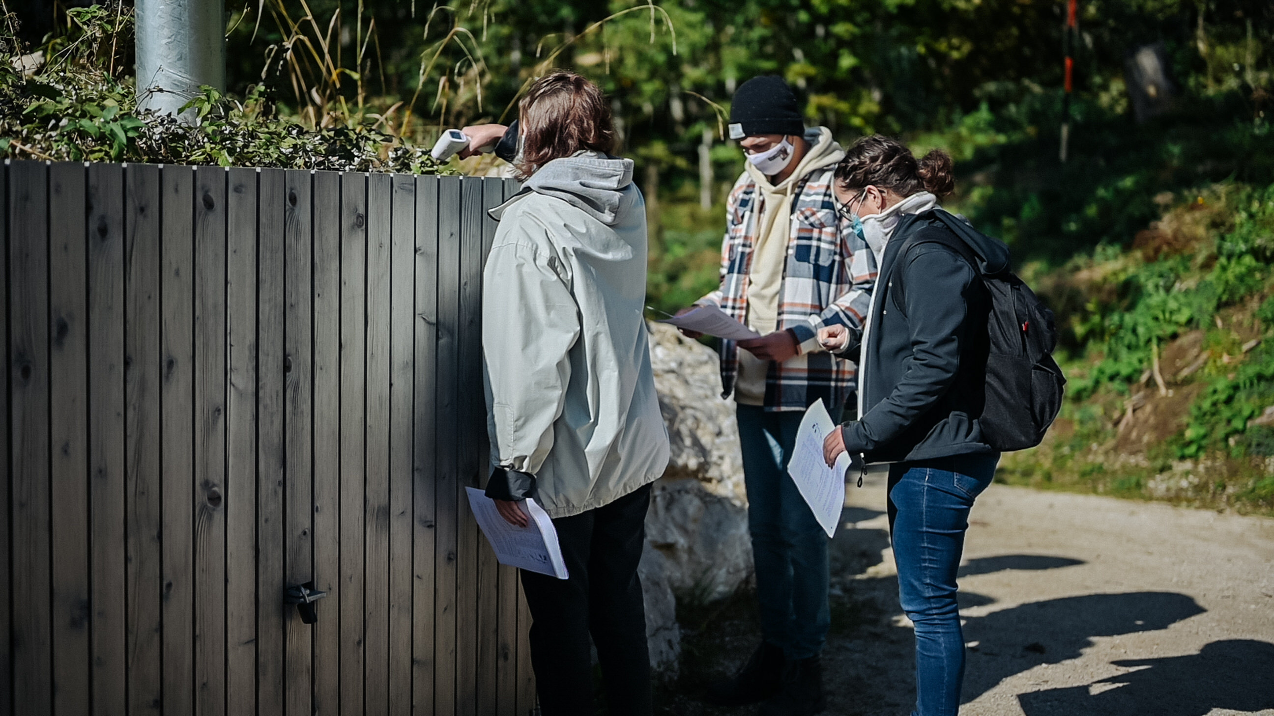 Schüler*innen beim Messen der Blatttemperatur mit dem Infrarotthermometer