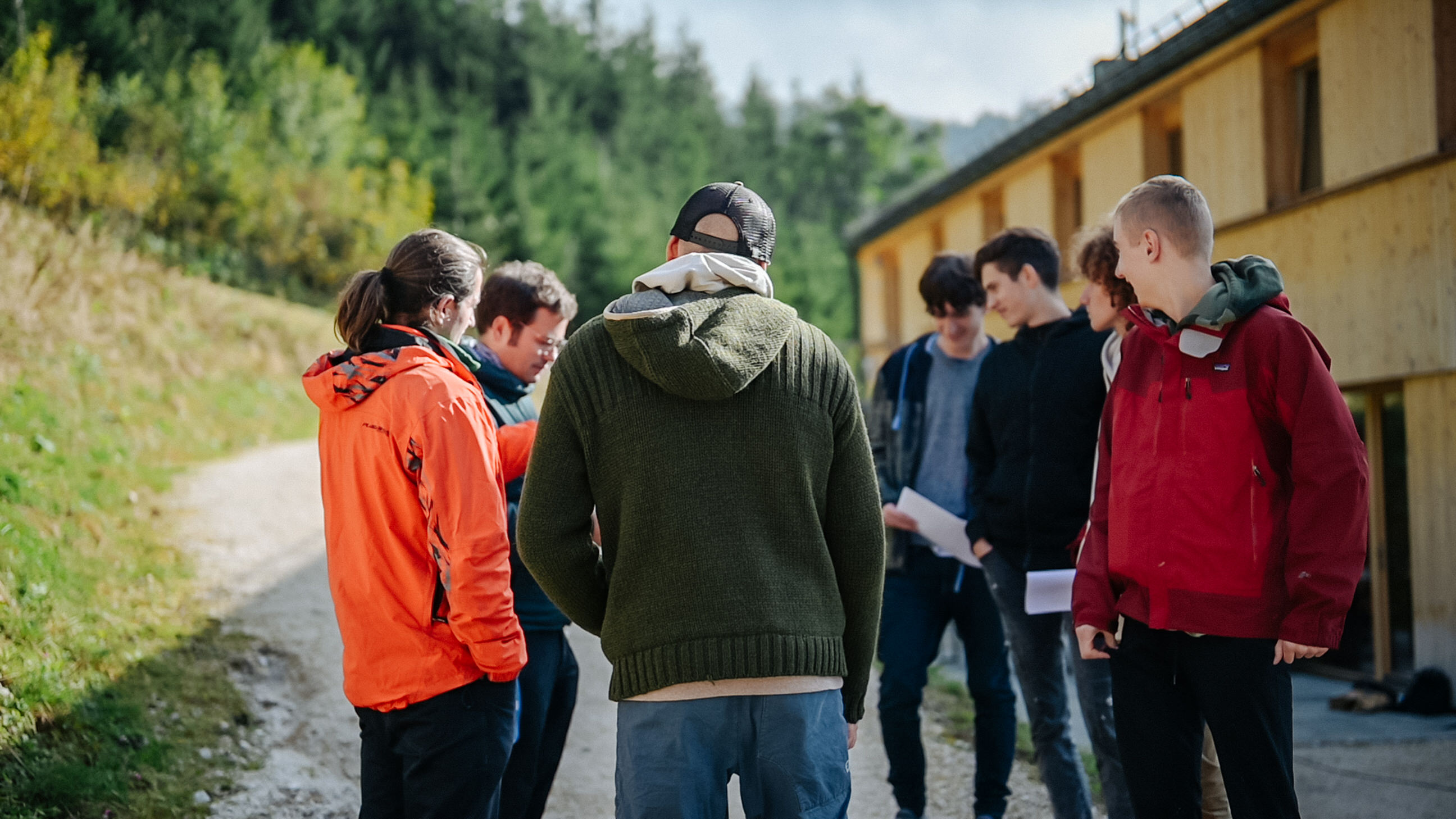 Dr. Marvin Lüpke erklärt den Schüler*innen was die Drohne sieht und was man durch die Aufnahmen erfahren kann