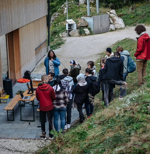 Schüler:innen an der Forschungsstation bei einen Vortrag